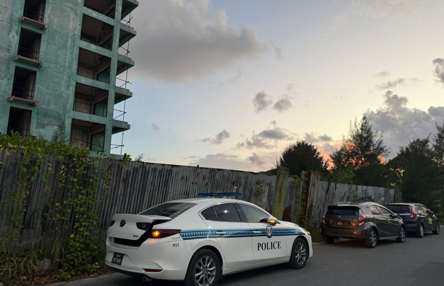 ވޯޓާ ތީމް ޕާކް ސަރަހައްދުގައި މީހަކު މަރުވެފައި އޮތް ކަން އެނގުމާ އެކު، ފުލުހުން އެ ސަރަހައްދުގައި ރޭ އިރާކޮޅު ހަރަކާތްތެރިވަނީ.---ފޮޓޯ: މިހާރު