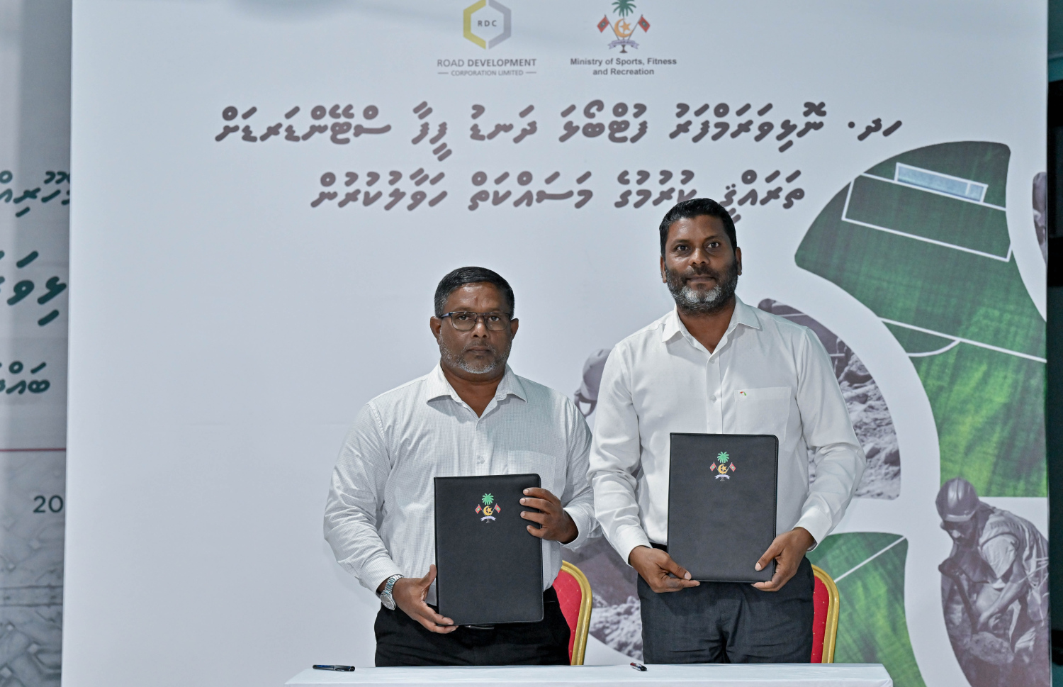 ފީފާގެ މިންގަނޑަށް ފެތޭ ފުޓްބޯޅަ ދަނޑެއް ނޮޅިވަރަންފަރުގައި އެޅުމަށް އާރްޑީސީއާ އެކު ސޮއި ކުރުމަށް ފަހު ސްޕޯޓްސް މިނިސްޓަރު ރާފިއު އާއި އާރްޑީސީގެ އެމްޑީ ނަޒީމު ފޮޓޯއަކަށް ހުއްޓިލައިގެން --- ފޮޓޯ: ރައީސް އޮފީސް