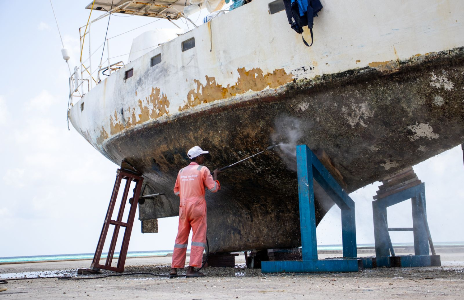 މެރިން މާސްޓާ ބޯޓްޔާޑަށް އެހެލާފައި އޮތް ބޯޓެއްގައި މަސައްކަތް ކުރަނީ --- ފޮޓޯ/މެރިން މާސްޓާ