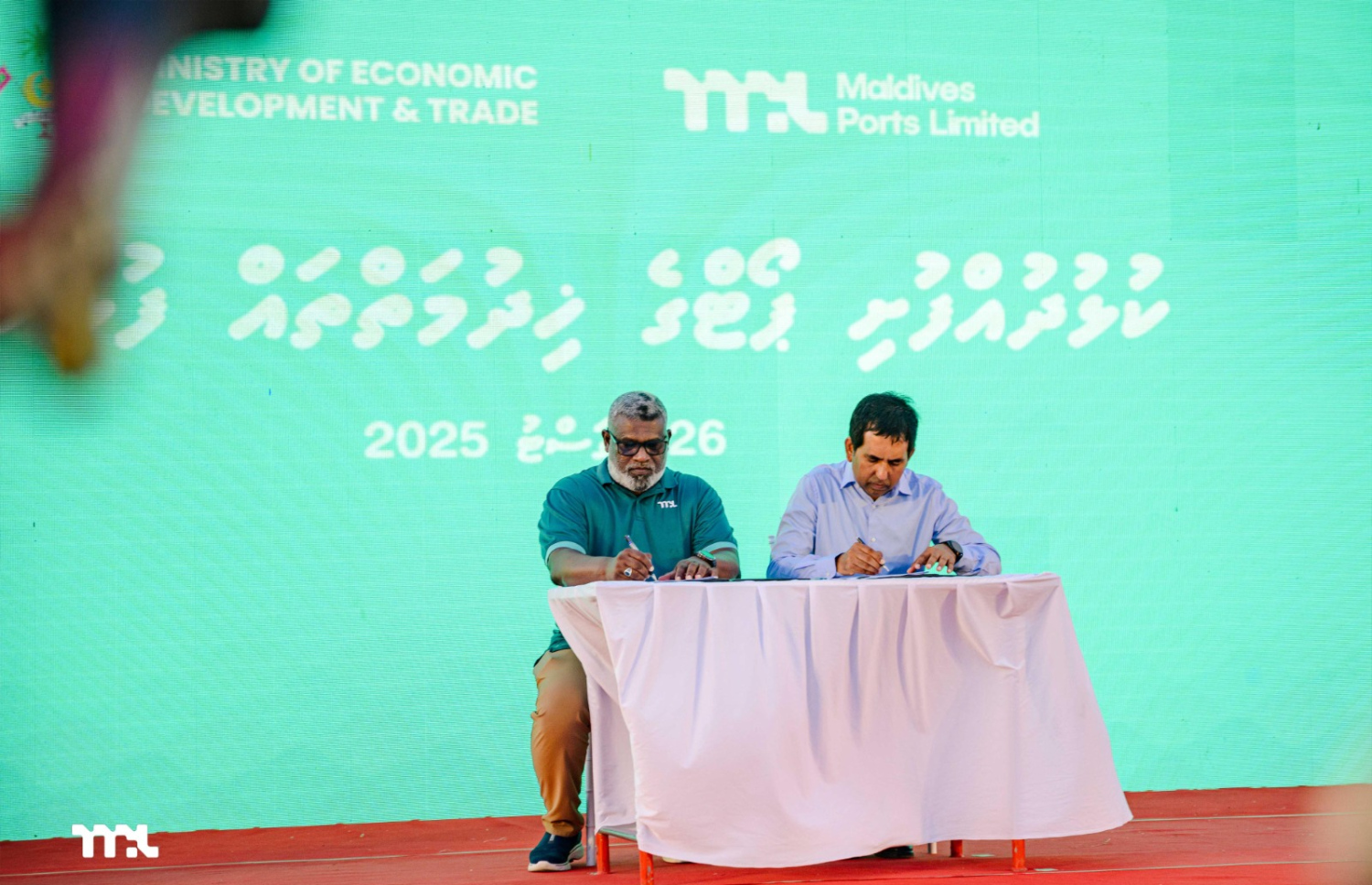 ކުޅުދުއްފުށީ ޕޯޓުގައި އާ ހިދުމަތްތައް ތައާރަފު ކުރުމުގެ އެއްބަސްވުމުގައި އިކޮނޮމިކް މިނިސްޓަރު ސައީދާއި އެމްޕީއެލްގެ މެނޭޖިން ޑިރެކްޓަރު މުހައްމަދު ރިޝްވާން ސޮއިކުރައްވަނީ. -- ފޮޓޯ | އެމްޕީއެލް