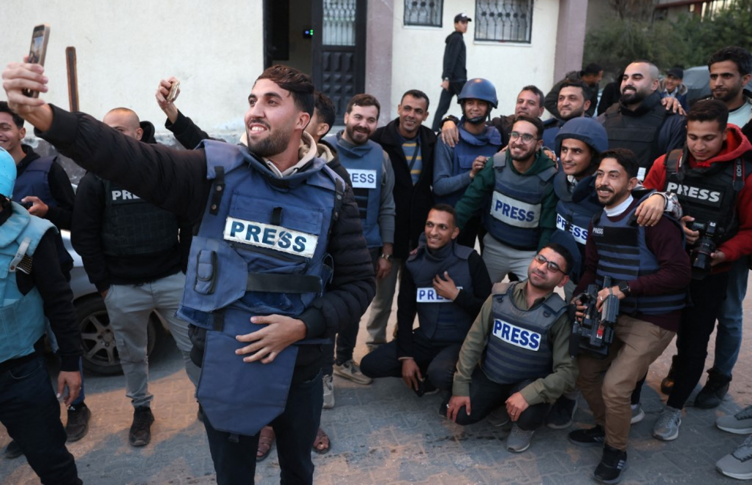 އިޒްރޭލުގެ ހަމަލާގައި ޝަހީދުވި ނޫސްވެރިއެއް ކަމަށްވާ މުއާޒް އަބޫ ތާހާ، އެހެން ބައެއް ނޫސްވެރިންނާ އެކު ސެލްފީއެއް ނަގަނީ.