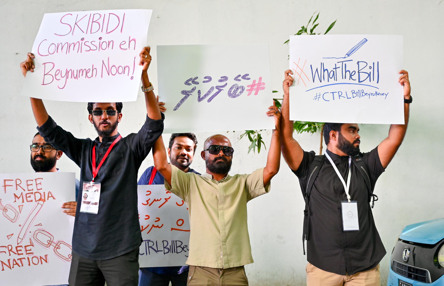 ނޫސްވެރިން މަޖިލިސް ދޮށުގައި މީޑިއާ ކޮންޓްރޯލް ބިލާ ދެކޮޅަށް މުޒާހަރާކުރަނީ. -- ފޮޓޯ: ނިޝާން އަލީ | މިހާރު