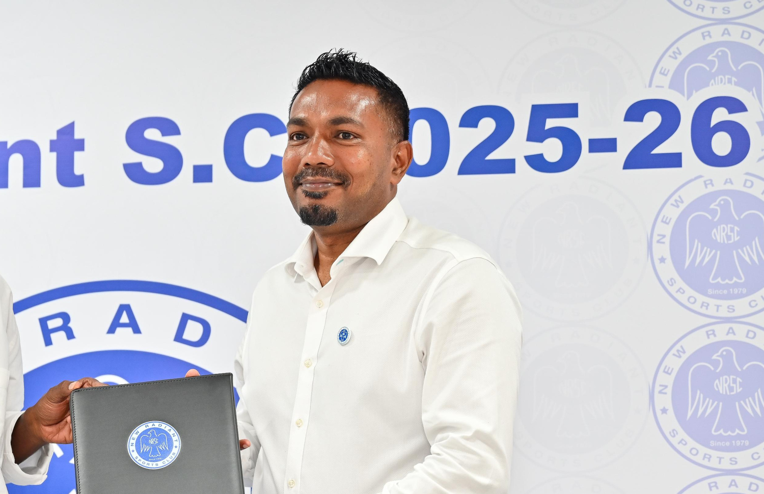 ނިއު ރޭޑިއަންޓްގެ ޗެއާމަން އަހްމަދު މުބީން: ނިއުގެ މެނޭޖްމެންޓަށް އަމާޒުވާ ތުހުމަތުތައް އޭނާ ދޮގު ކުރޭ. -- ފޮޓޯ: ފަޔާޒު މޫސާ | މިހާރު