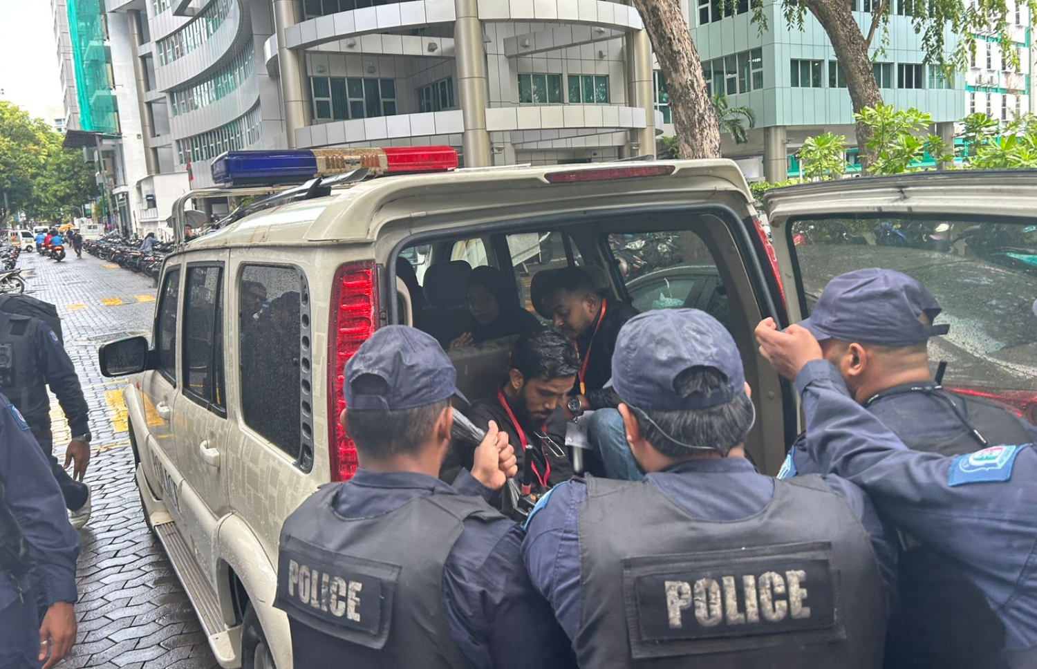 މީޑިއާ ކޮންޓްރޯލްކުރާ ބިލާ ދެކޮޅަށް ނޫސްވެރިން ރައީސް އޮފީސް ކައިރީ އިހުތިޖާޖުކުރަނިކޮށް ފުލުހުންގެ ބެލުމުގެ ދަށަށް ގެންދަނީ.