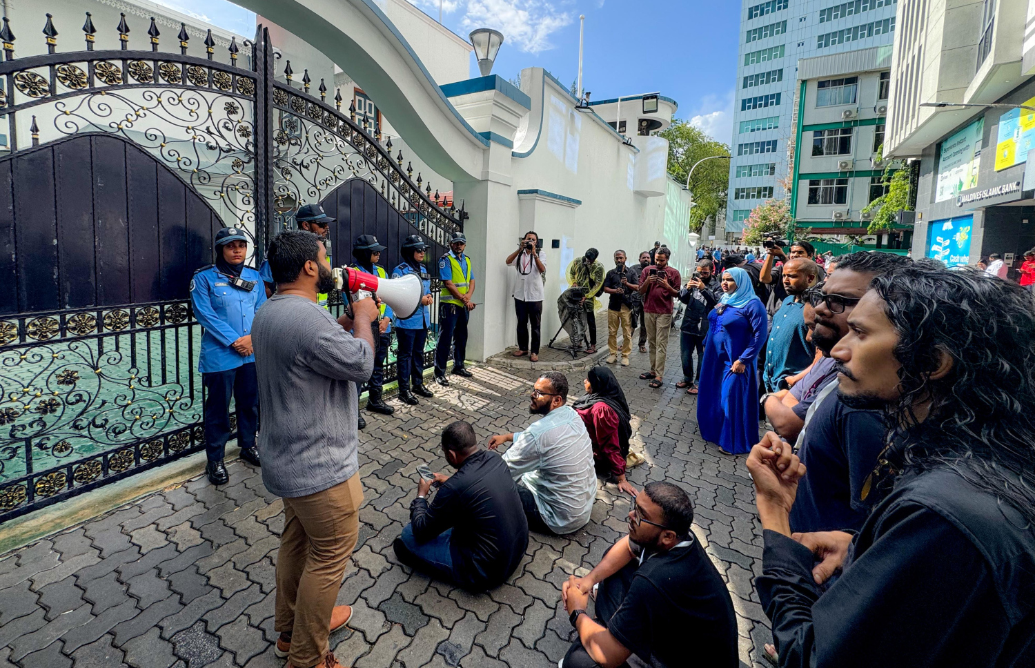 މީޑިއާ ކޮންޓްރޯލްކުރާ ބިލާ ދެކޮޅަށް ނޫސްވެރިން މުލިއާގެ ކުރިމަތީގައި އިހުތިޖާޖުކުރަނީ.-- ފޮޓޯ: ނިޝާން އަލީ | މިހާރު