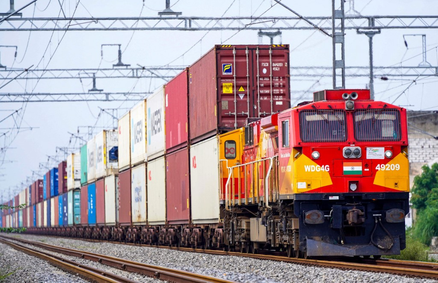 އިންޑިއާގެ ރޭލެއްގައި ކޮންޓެއިނަރުތަކެއް އުފުލަނީ. --ފޮޓޯ: އޭއެފްޕީ