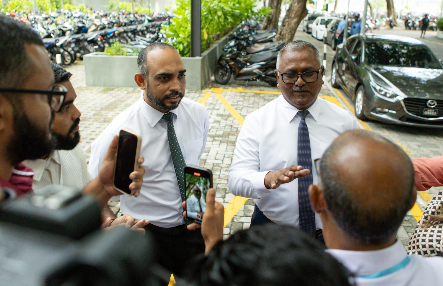 މީޑިއާ ބިލާ ގުޅިގެން ނޫސްވެރިންގެ ފަރާތުން ކުރިމަތިކުރުވި ޕްރެޝަރާ އެކު، ރައީސް އޮފީހުގެ ކޮމިއުނިކޭޝަން މިނިސްޓަރު އިބްރާހިމް ޚަލީލް އާއި ޔޫތު މިނިސްޓަރު އިބްރާހިމް ވަހީދު (އަސްވާޑު) ކުރިމައްޗަށް ނުކުމެވަޑައިގެން.-- ފޮޓޯ: ނިޝާން އަލީ | މިހާރު