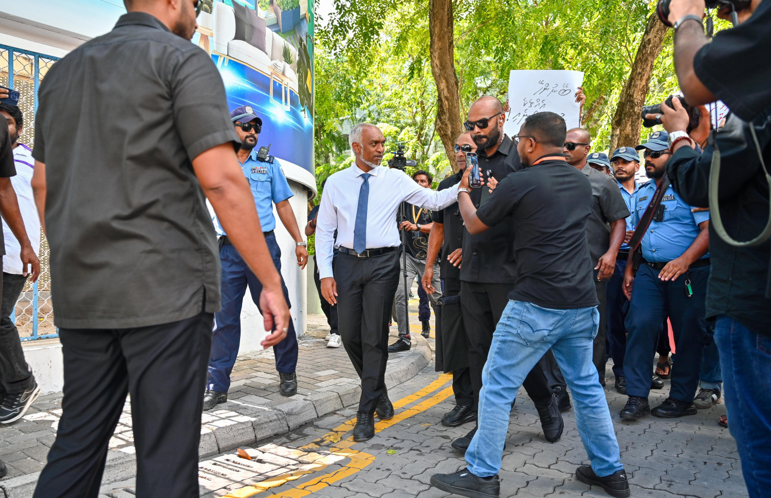 މީޑިއާ ކޮންޓްރޯލްކުރާ ބިލާ ގުޅިގެން ނޫސްވެރިންނާ ބައްދަލުކުރެއްވުމަށް ފަހު ރައީސް ޑރ. މުހައްމަދު މުއިއްޒު މުލިއާގޭ އަށް ވަޑައިގަންނަވަނީ.-- ފޮޓޯ: ފަޔާޒު މޫސާ | މިހާރު