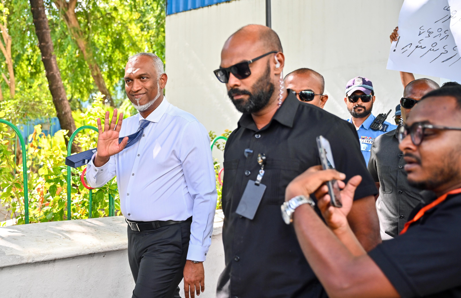 މީޑިއާ ކޮންޓްރޯލްކުރާ ބިލާ ގުޅިގެން ނޫސްވެރިންނާ ބައްދަލުކުރެއްވުމަށް ފަހު ރައީސް ޑރ. މުހައްމަދު މުއިއްޒު މުލިއާގެއަށް ވަޑައިގަންނަވަނީ.-- ފޮޓޯ: ފަޔާޒު މޫސާ | މިހާރު