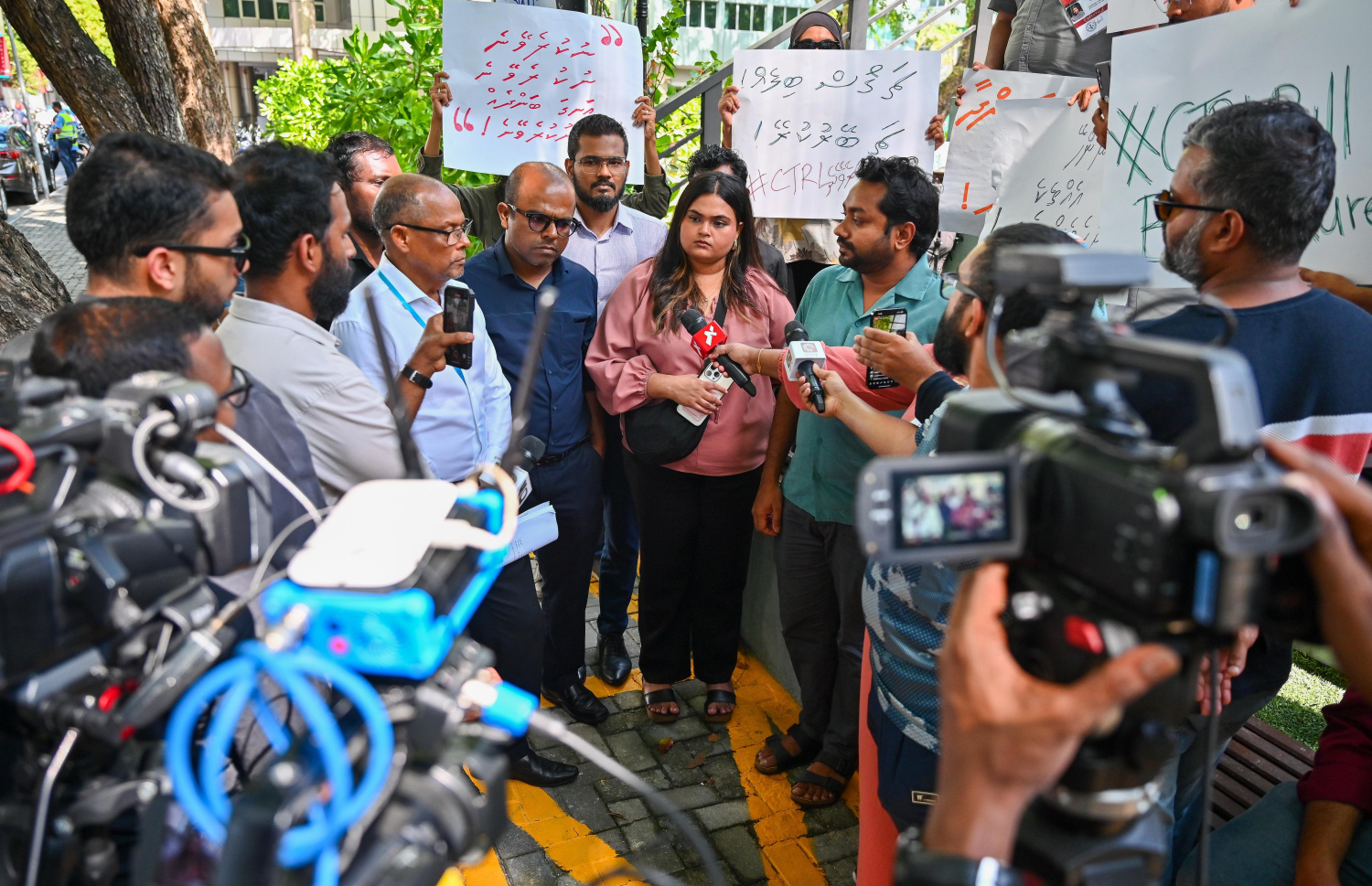 މީޑިއާ ބިލާ ގުޅިގެން ރައީސް ޑރ. މުހައްމަދު މުއިއްޒާ ބައްދަލުކުރެއްވުމަށް ފަހު އެމްޖޭއޭ އިން ނޫސްވެރިންނާ ބައްދަލުކުރައްވަނީ-- ފޮޓޯ: ފަޔާޒު މޫސާ | މިހާރު