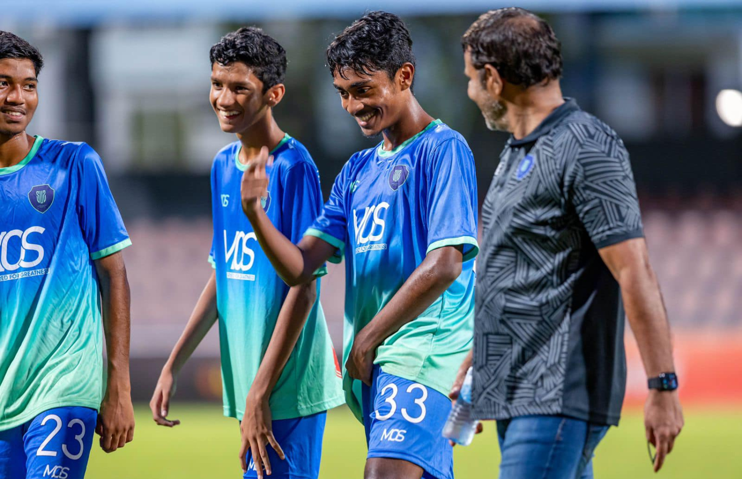 ސަސްގެ ޓީމުގައި ހިމެނުނު ބައެއް ޒުވާން ކުޅުންތެރިންނާ އެކު ޓީމުގެ އޭރުގެ ކޯޗު އިސްމާއީލް މުހައްމަދު: އޭނާ ފަހުރުވެރި ޓީމުން ވަނީ ފުރަތަމަ ޑިވިޝަނުގެ ފުރުސަތު ދޫކޮށްލާފަ