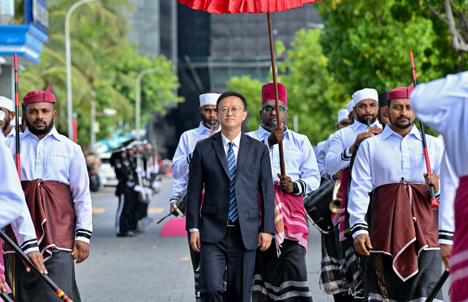 ޗައިނާ ސަފީރު ކޮންގްގެ ފަތްކޮޅު އެރުވުމުގެ ރަސްމިއްޔާތު. --ފޮޓޯ: ރައީސް އޮފީސް