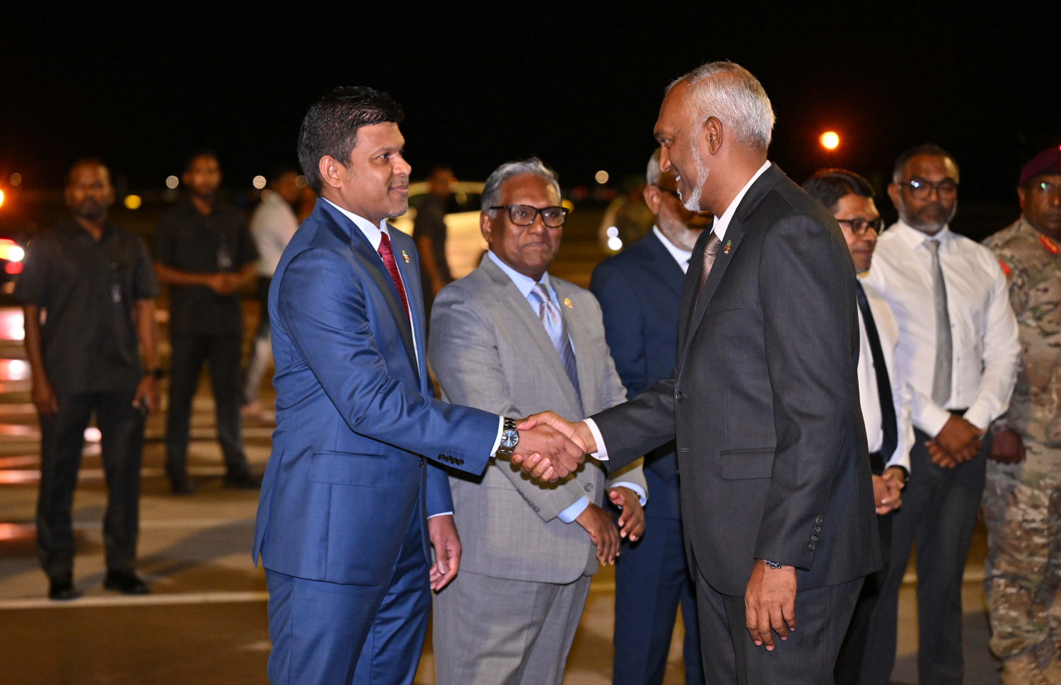 ރައީސް މުއިއްޒު ޗައިނާ އަށް ރޭ ފުރާވަޑައިގަތުމުގެ ކުރިން ވެލާނާ އިންޓަނޭޝަނަލް އެއާޕޯޓުން ނައިބު ރައީސް ހުސައިން މުހައްމަދު ލަތީފުއާ ސަލާން ކުރައްވަނީ.---ފޮޓޯ: ރައީސް އޮފީސް