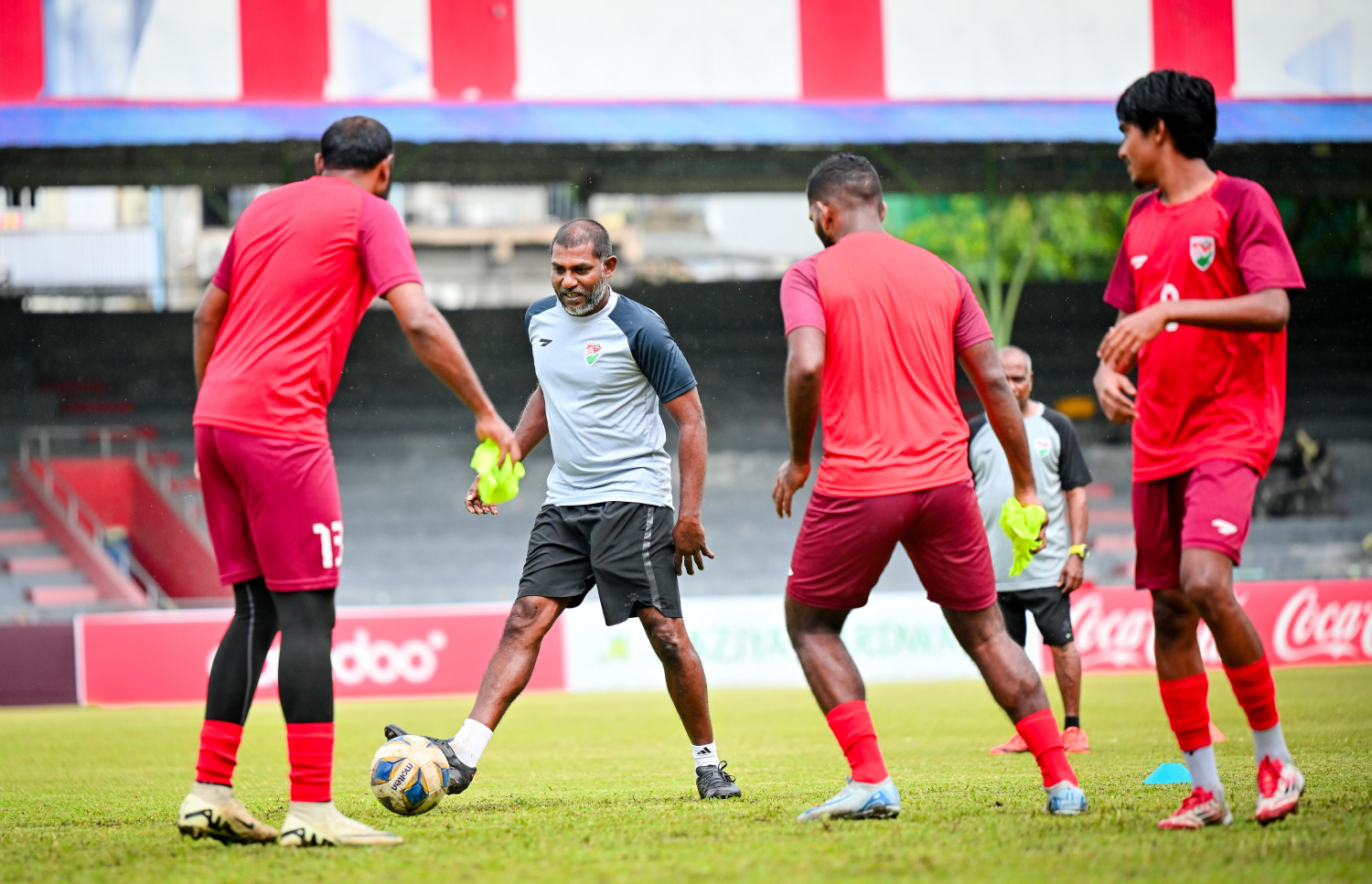 ގައުމީ ޓީމުގެ ޕްރެކްޓިހުގައި ކުރީގެ ގޯލް ކީޕަރު އަދި މިހާރުގެ އެފްއޭއެމްގެ އެކްސްކޯ މެންބަރު އިމްރާން:  --- ފޮޓޯ: ނިޝާން އަލީ | މިހާރު