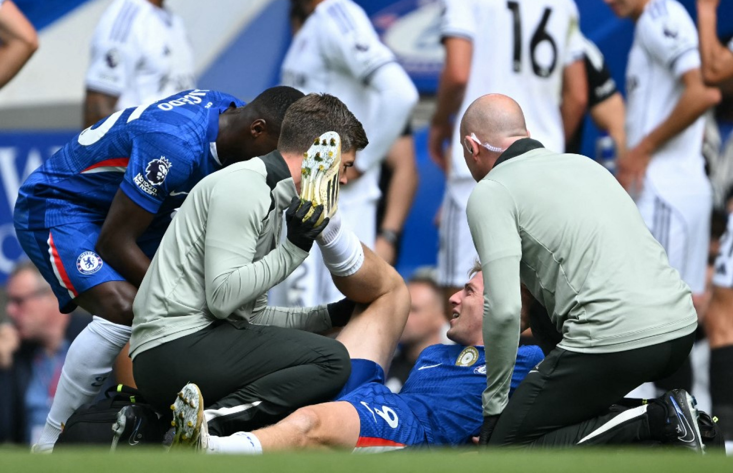 ޑިލެޕް އަށް އަނިޔާވި މެޗުގައި އޭނާ ދަނޑުން ބޭލުމުގެ ކުރިން ފަރުވާދެނީ.-- ފޮޓޯ: އޭއެފްޕީ