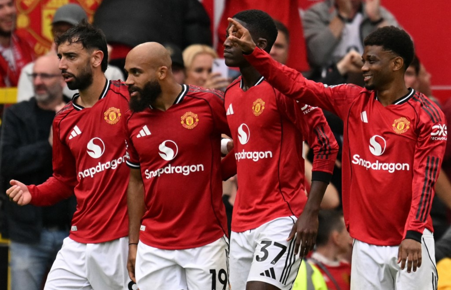 އެމްބުއެމޯ (ވ-2) ޔުނައިޓެޑަށް މިރޭގެ މެޗުގައި ގޯލު ޖެހުމަށް ފަހު.-- ފޮޓޯ: އޭއެފްޕީ