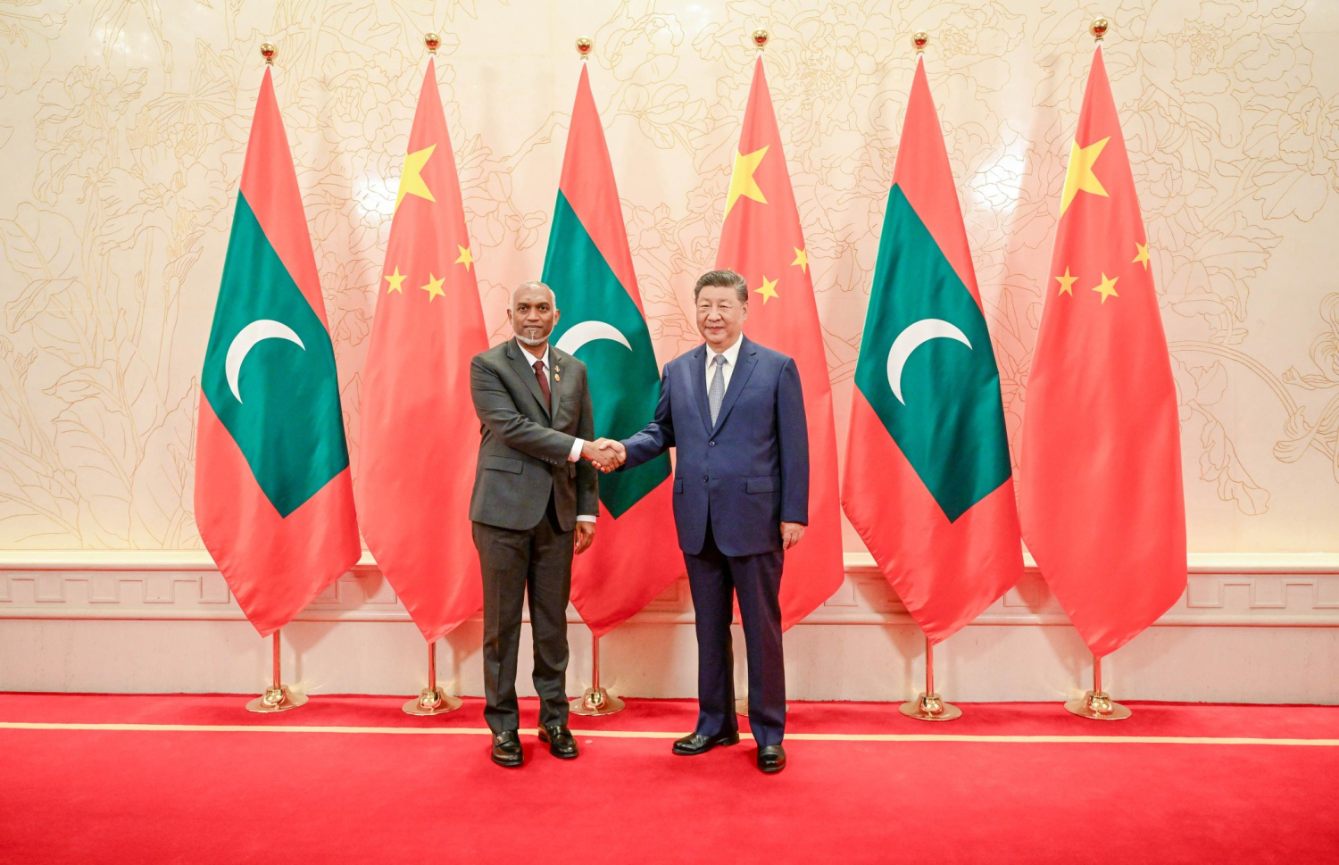 ޗައިނާގެ ރައީސް ޝީ އާ ރައީސް ޑރ. މުއިއްޒު ބައްދަލުކުރައްވަނީ. --ފޮޓޯ: ރައީސް އޮފީސް