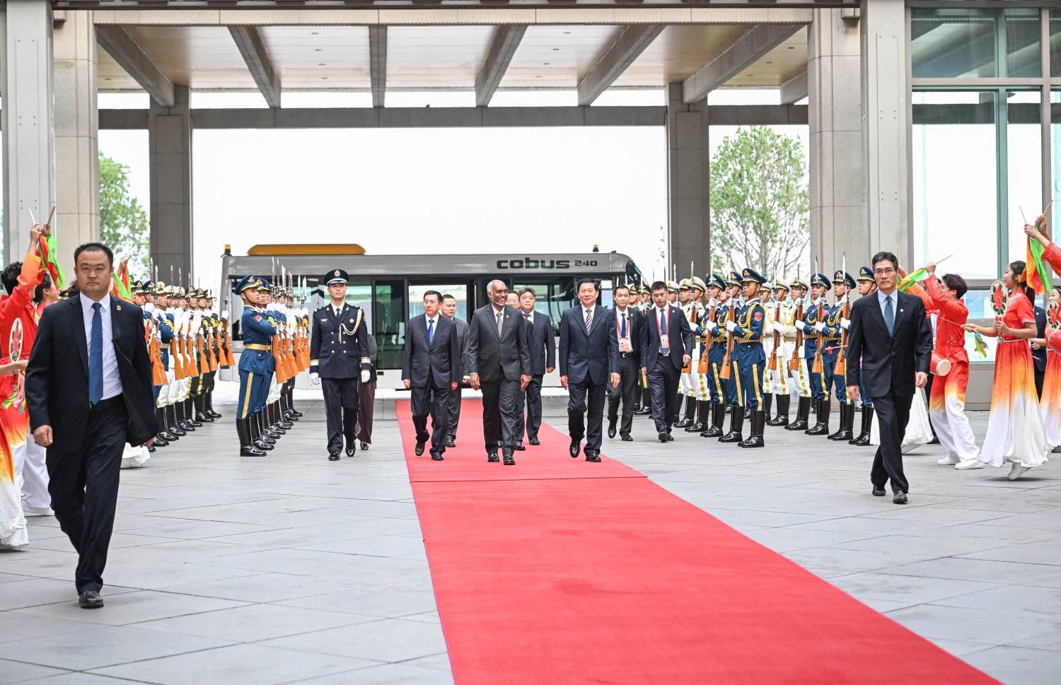 ރައީސް މުއިއްޒު އިއްޔެ ޗައިނާއަށް ވަޑައިގަތުމުން އެއާޕޯޓުން އެ މަނިކުފާނަށް މަރުހަބާގެ ހަރަކާތެއް ހުށަހަޅައިދެނީ.--- ފޮޓޯ: ރައީސް އޮފީސް