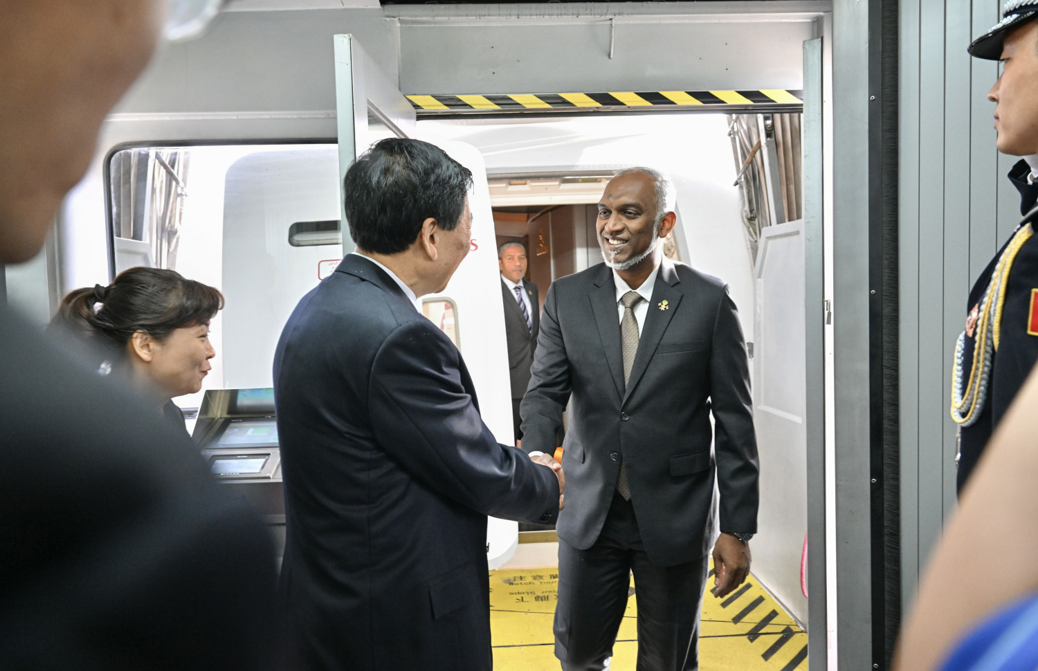 ރައީސް މުއިއްޒު އިއްޔެ ޗައިނާއަށް ވަޑައިގަތުމުން އެ ގައުމުގެ ވެރިން މަރުހަބާ ދަންނަވަނީ.--- ފޮޓޯ: ރައީސް އޮފީސް