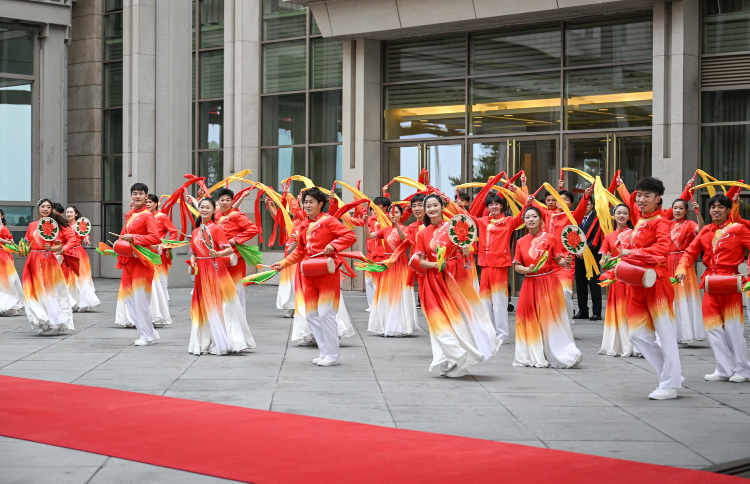 ރައީސް މުއިއްޒު އިއްޔެ ޗައިނާއަށް ވަޑައިގަތުމުން އެއާޕޯޓުން އެ މަނިކުފާނަށް މަރުހަބާގެ ހަރަކާތެއް ހުށަހަޅައިދެނީ.--- ފޮޓޯ: ރައީސް އޮފީސް