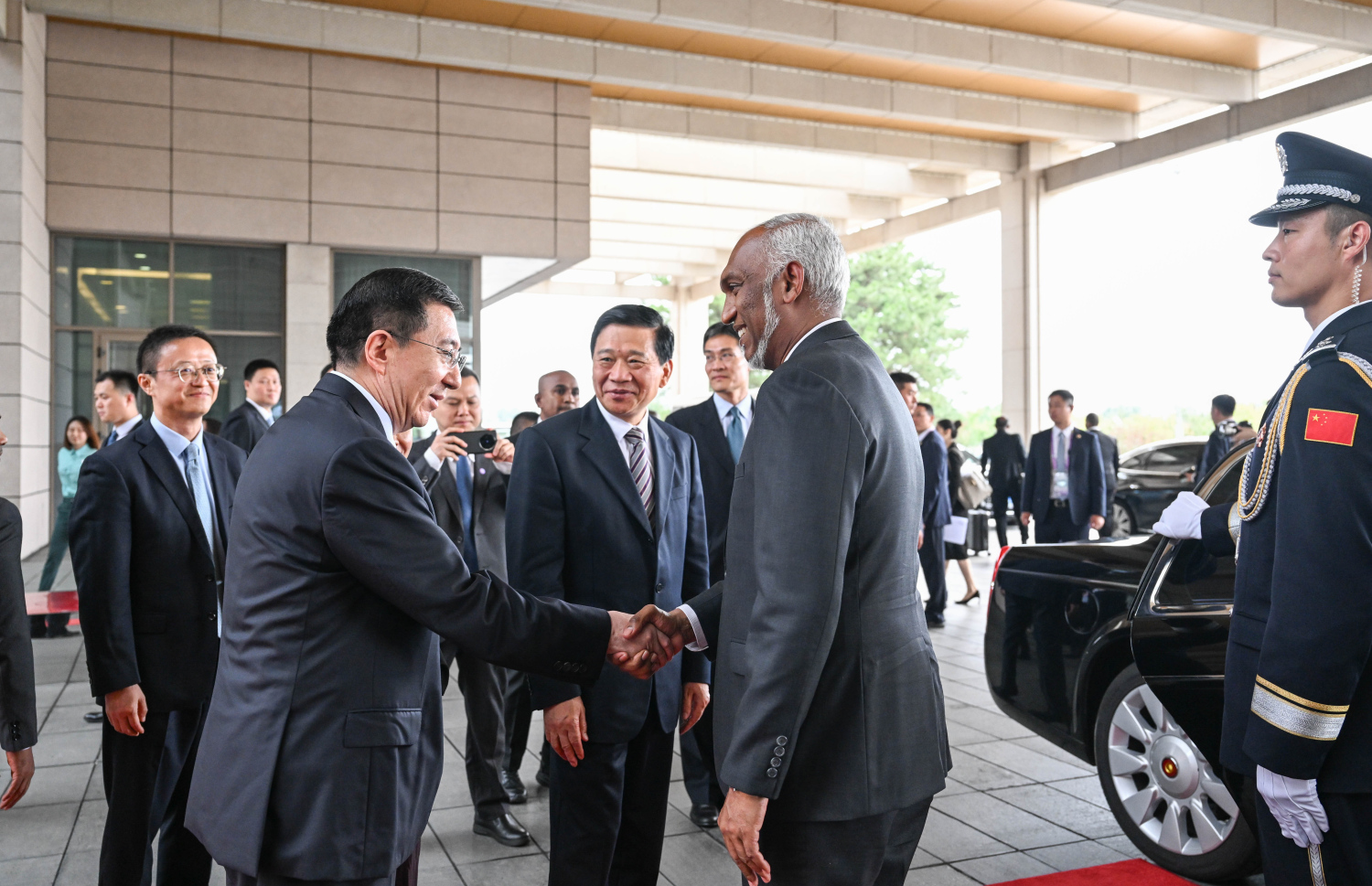 ރައީސް މުއިއްޒު އިއްޔެ ޗައިނާއަށް ވަޑައިގަތުމުން އެ ގައުމުގެ ވެރިން މަރުހަބާ ދަންނަވަނީ.--- ފޮޓޯ: ރައީސް އޮފީސް