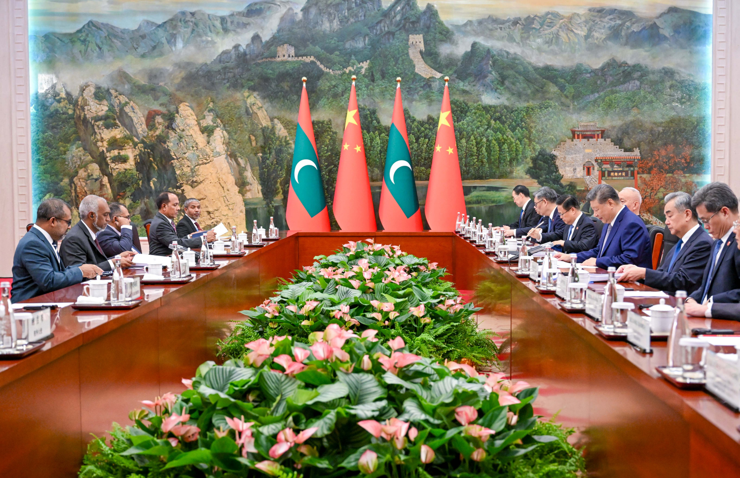 ރާއްޖޭގެ ރައީސް މުއިއްޒު މިހާރު ޗައިނާ އަށް ކުރައްވަމުން ގެންދަވާ ދަތުރުފުޅުގައި އެ ގައުމުގެ ރައީސް ޝީއާ ދެބޭފުޅުން މިއަދު ބައްދަލުކުރައްވަނީ.--- ފޮޓޯ: ރައީސް އޮފީސް