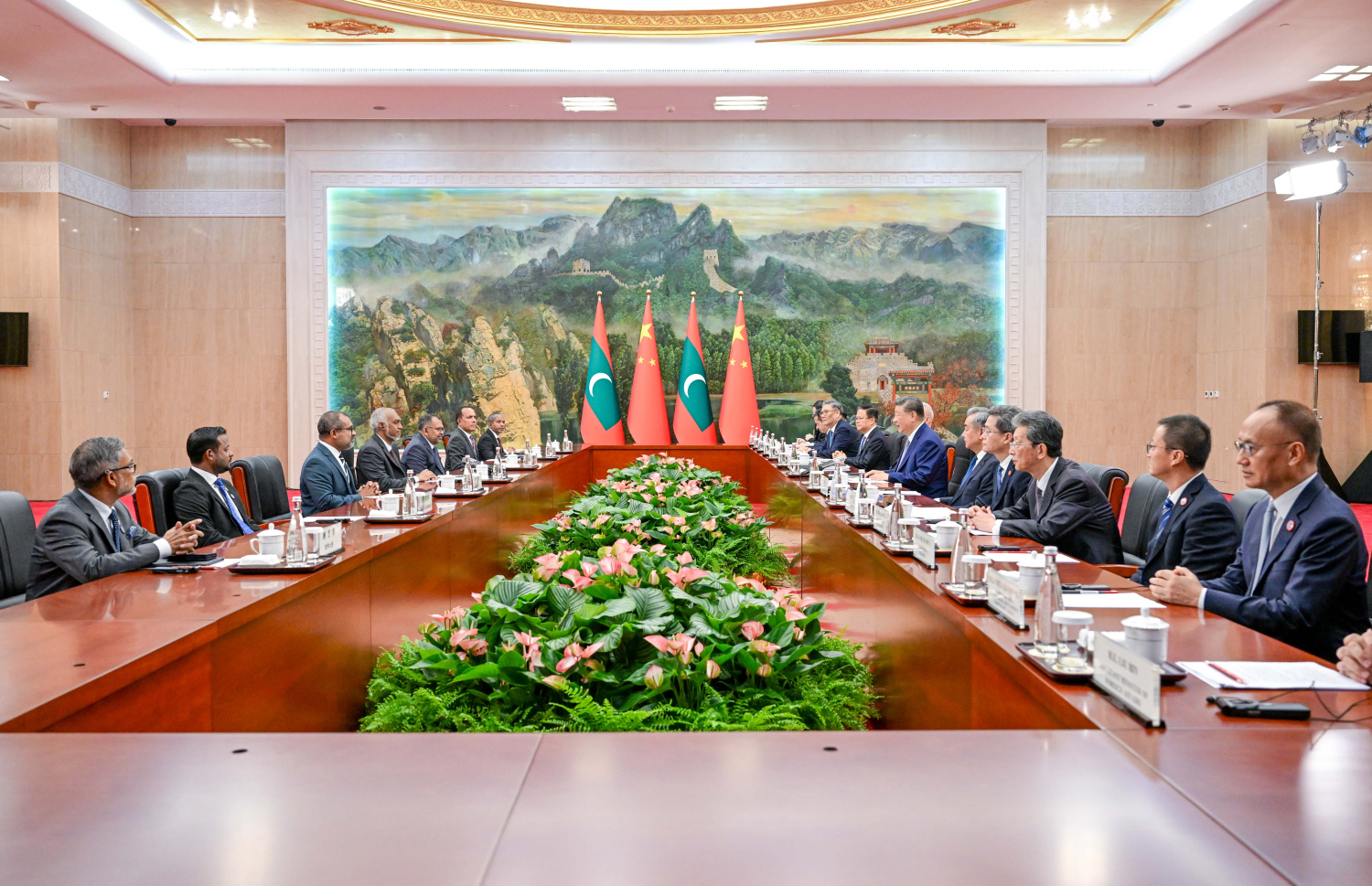 ރާއްޖޭގެ ރައީސް މުއިއްޒު މިހާރު ޗައިނާ އަށް ކުރައްވަމުން ގެންދަވާ ދަތުރުފުޅުގައި އެ ގައުމުގެ ރައީސް ޝީއާ ދެބޭފުޅުން މިއަދު ބައްދަލުކުރައްވަނީ.--- ފޮޓޯ: ރައީސް އޮފީސް