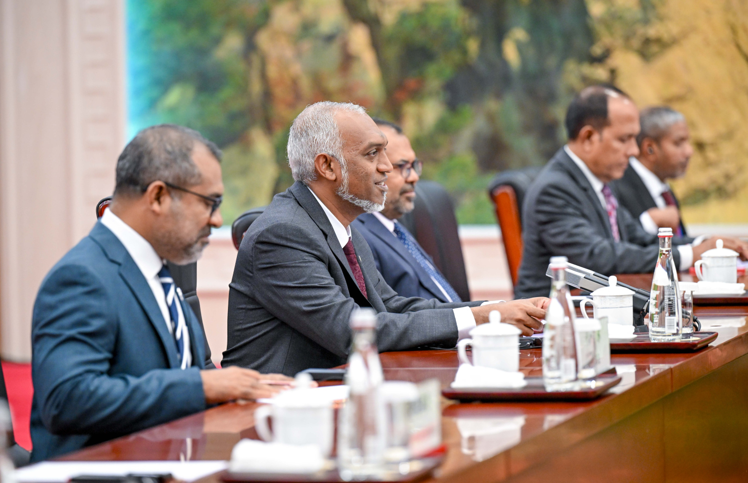 ރާއްޖޭގެ ރައީސް މުއިއްޒު ޗައިނާ އަށް މިހާރު ކުރައްވަމުން ގެންދަވާ ދަތުރުފުޅުގައި، އެ ގައުމުގެ ރައީސް ޝީއާ އެކު ބޭއްވެވި ބައްދަލުވުމުގައި ރައީސް މުއިއްޒާއި ދިވެހި ވަފުދުގެ ބޭފުޅުން ބައިވެރިވެވަޑައިގަންނަވަނީ.----ފޮޓޯ: ރައީސް އޮފީސް