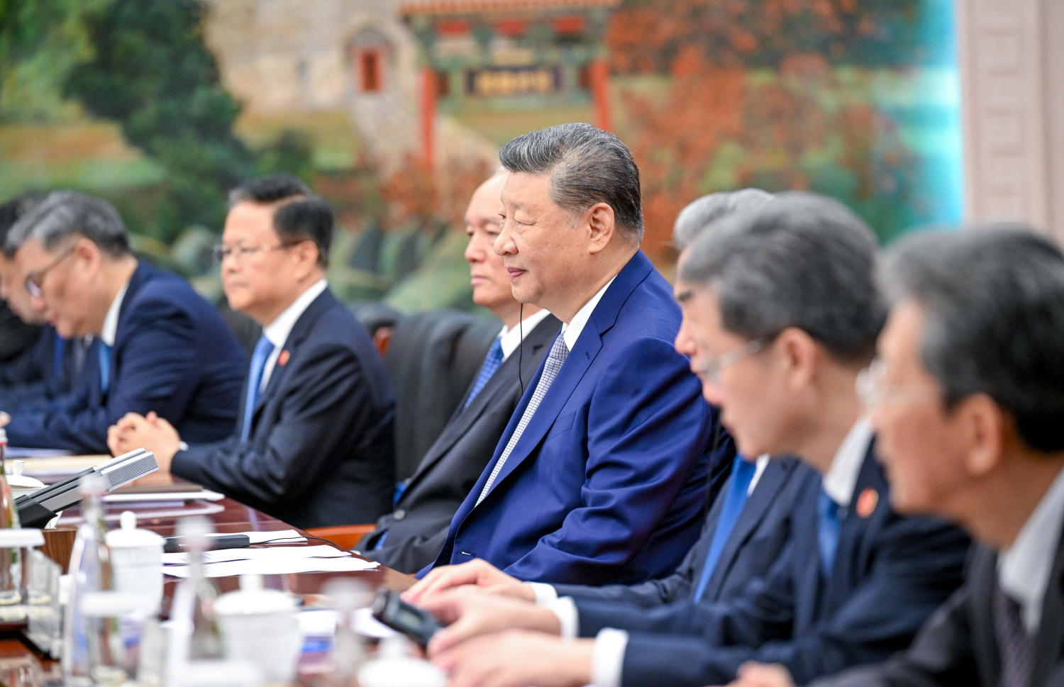 ރާއްޖޭގެ ރައީސް މުއިއްޒަށް ޗައިނާއަށް ކުރައްވަމުން ގެންދަވާ ދަތުރުފުޅުގައި އެ ގައުމުގެ ރައީސް ޝީ ޖިންޕިން އާއި މަތީފެންވަރުގެ ބޭފުޅުންނާ އެކު މިއަދު ބޭއްވެވި ބައްދަލުވުން.--- ފޮޓޯ: ރައީސް އޮފީސް