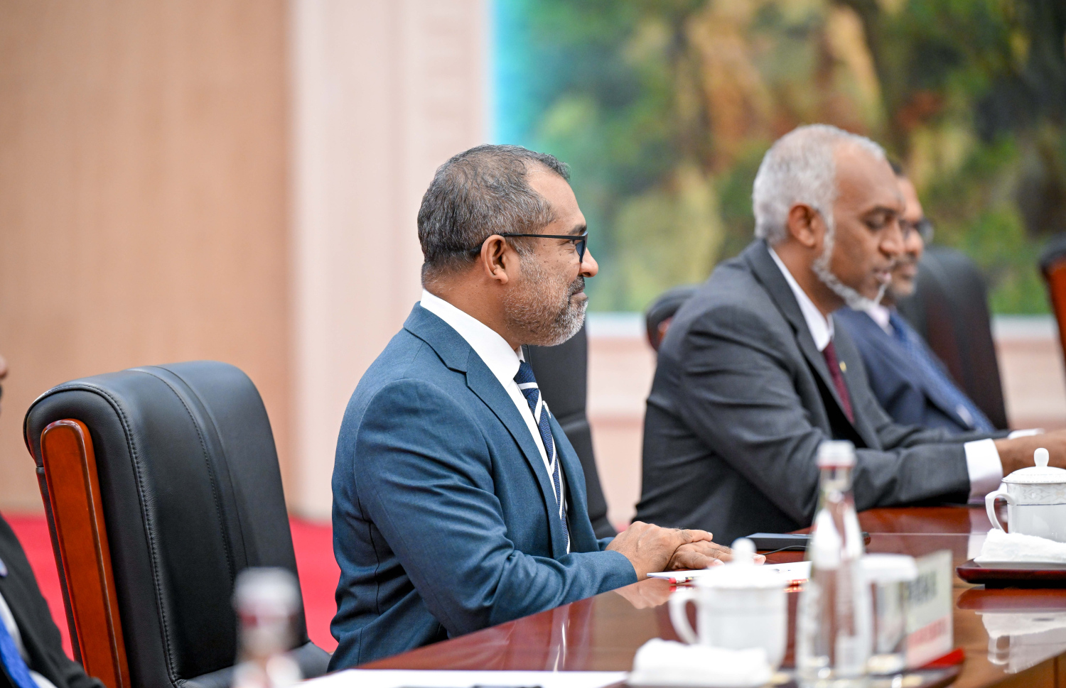 ރާއްޖޭގެ ރައީސް މުއިއްޒު ޗައިނާ އަށް މިހާރު ކުރައްވަމުން ގެންދަވާ ދަތުރުފުޅުގައި، އެ ގައުމުގެ ރައީސް ޝީއާ އެކު ބޭއްވެވި ބައްދަލުވުމުގައި ފޮރިން މިނިސްޓަރު ހަލީލް ބައިވެރިވެވަޑައިގަންނަވަނީ.----ފޮޓޯ: ރައީސް އޮފީސް