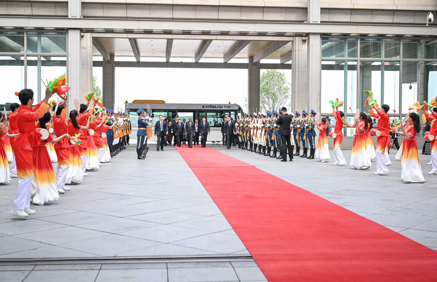 ރައީސް މުއިއްޒު އިއްޔެ ޗައިނާއަށް ވަޑައިގަތުމުން އެއާޕޯޓުން އެ މަނިކުފާނަށް މަރުހަބާގެ ހަރަކާތެއް ހުށަހަޅައިދެނީ.--- ފޮޓޯ: ރައީސް އޮފީސް