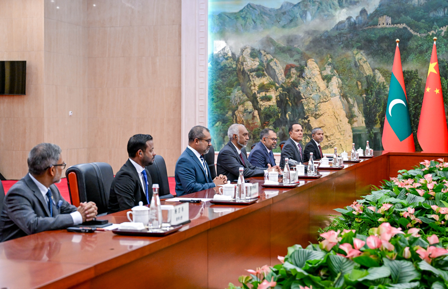 ރާއްޖޭގެ ރައީސް މުއިއްޒު ޗައިނާ އަށް މިހާރު ކުރައްވަމުން ގެންދަވާ ދަތުރުފުޅުގައި، އެ ގައުމުގެ ރައީސް ޝީއާ އެކު ބޭއްވެވި ބައްދަލުވުމުގައި ރައީސް މުއިއްޒާއި ދިވެހި ވަފުދުގެ ބޭފުޅުން ބައިވެރިވެވަޑައިގަންނަވަނީ.----ފޮޓޯ: ރައީސް އޮފީސް