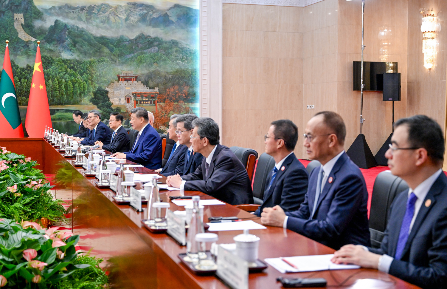 ރައީސް ޑރ. މުހައްމަދު މުއިއްޒަށް ޗައިނާއަށް ކުރައްވަމުން ގެންދަވާ ދަތުރުފުޅުގައި އެ ގައުމުގެ ރައީސް ޝީ ޖިންޕިން އާއި މަތީފެންވަރުގެ ބޭފުޅުންނާ އެކު މިއަދު ބޭއްވެވި ބައްދަލުވުން.--- ފޮޓޯ: ރައީސް އޮފީސް