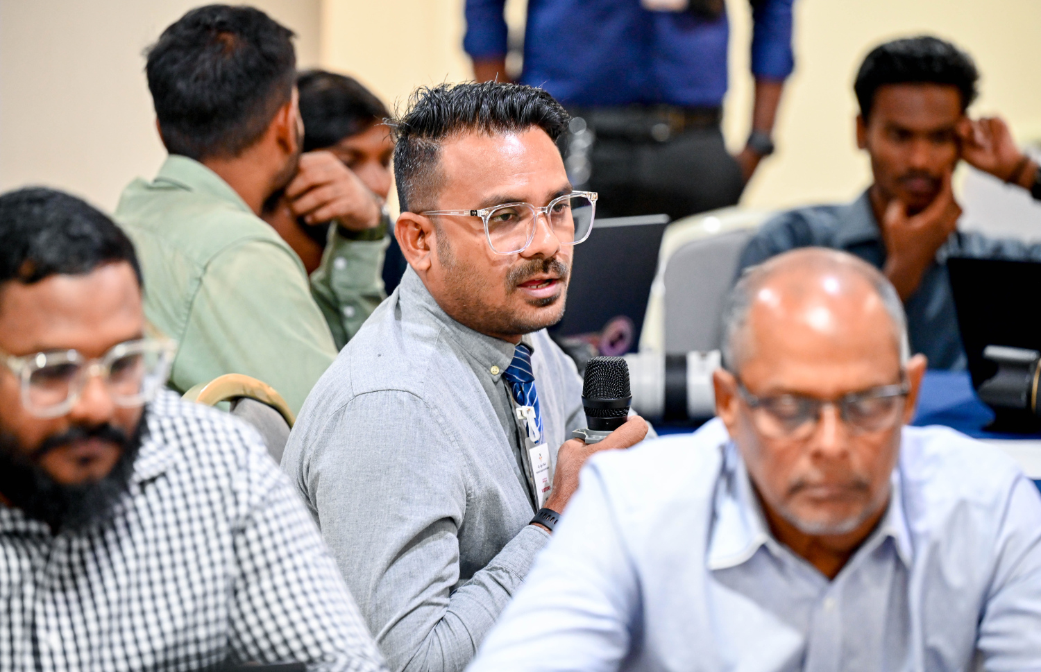 މިނިވަން މުއައްސަސާތަކާ ބެހޭ ކޮމިޓީގެ މިއަދުގެ ބައްދަލުވުމުގެ ތެރެއިން: ކޮމިޓީގައި ވާހަކަ ދެއްކި ހުރިހާ މީޑިއާއަކުން ވަނީ ބިލާ ދެކޮޅު ކަން ހާމަކޮށްފައި - ފޮޓޯ: ނިޝާން އަލީ / މިހާރު