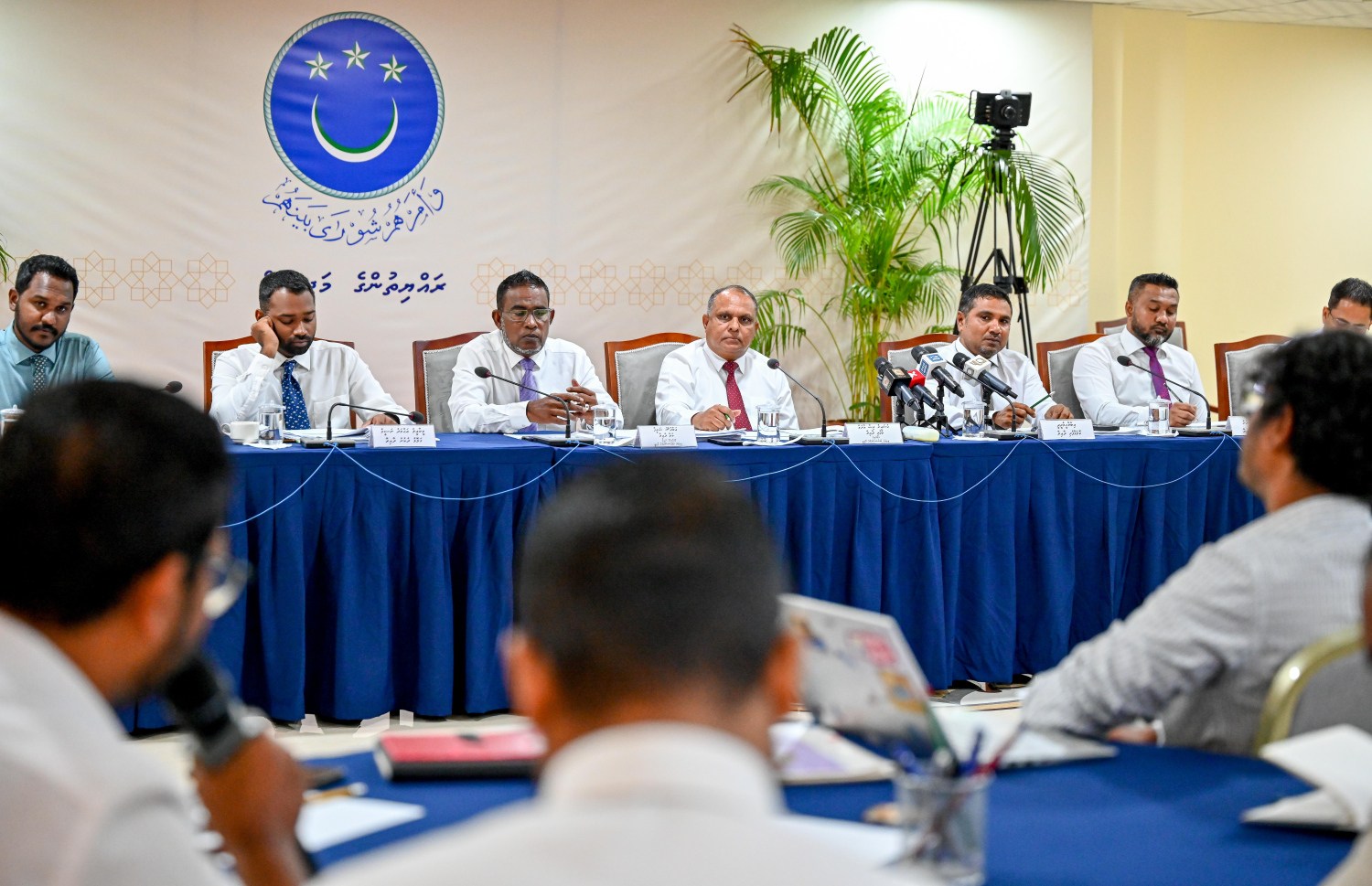 ނޫސްވެރިންނާއެކު މިއަދު މިނިވަން މުއައްސަސާތަކާ ބެހޭ ކޮމިޓީން ބޭއްވި ބައްދަލުވުމުގައި މަޖިލިސް މެމްބަރުން ބައިވެރިވަނީ - ފޮޓޯ: ނިޝާން އަލީ | މިހާރު