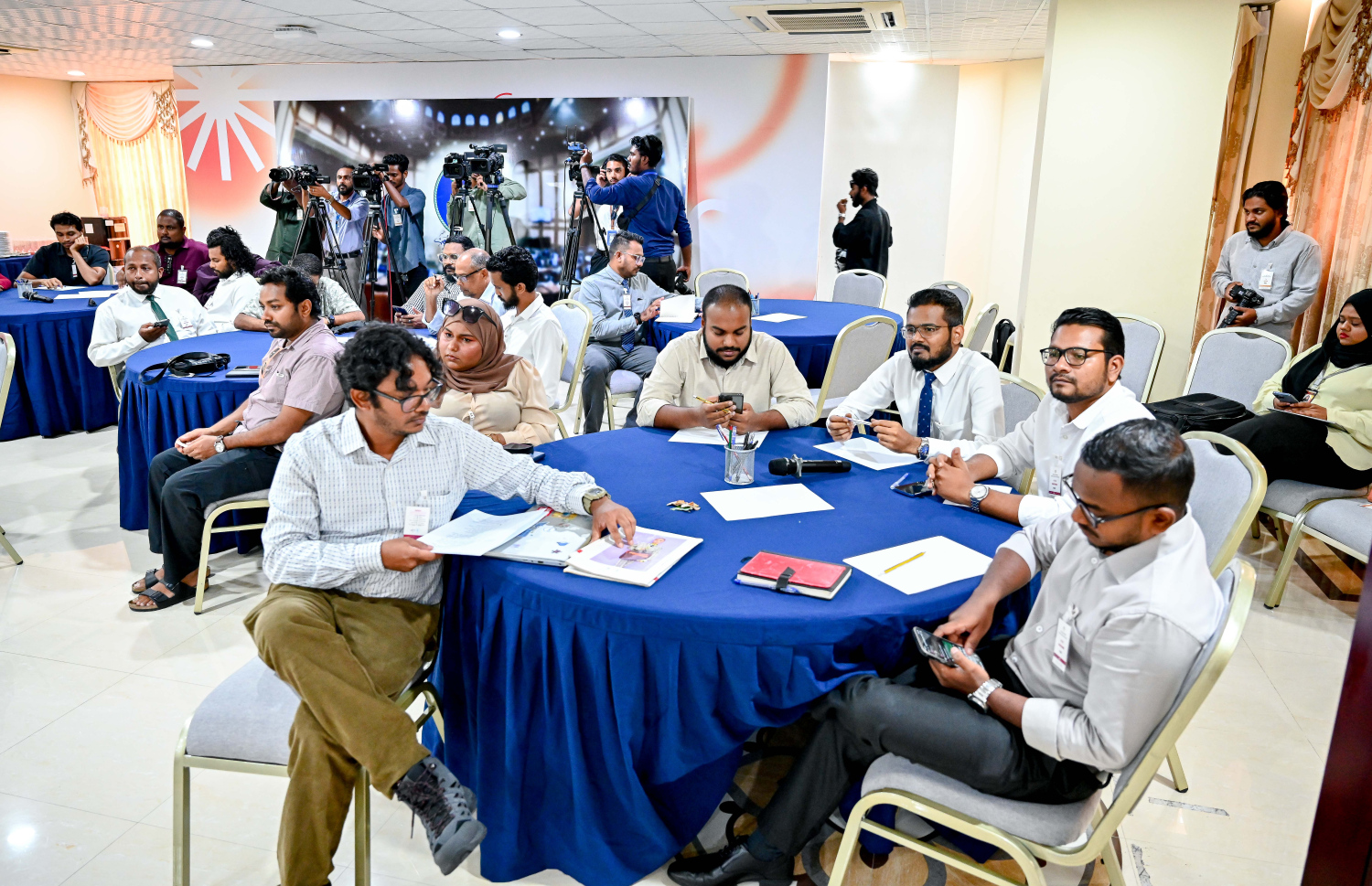 މިނިވަން މުއައްސަސާތަކާ ބެހޭ ކޮމިޓީގެ މިއަދުގެ ބައްދަލުވުމުގެ ތެރެއިން: ކޮމިޓީގައި ވާހަކަ ދެއްކި ހުރިހާ މީޑިއާއަކުން ވަނީ ބިލާ ދެކޮޅު ކަން ހާމަކޮށްފައި - ފޮޓޯ: ނިޝާން އަލީ / މިހާރު