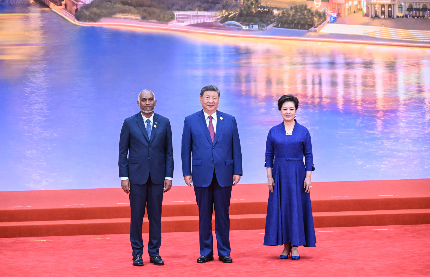 އެސްސީއޯގެ ބައްދަލުވުމުގައި ބައިވެރިވެވަޑައިގަންނަވާ ބޭފުޅުންގެ ޝަރަފުގައި ޗައިނާގެ ރައީސް ޝީ ބޭއްވެވި ރޭގަނޑުގެ ފަރިއްކޮޅަށް ރައީސް މުއިއްޒު ރޭ ވަޑައިގެން ޝީގެ ދެކަނބަލުންނާ އެކު ފޮޓޯފުޅެއް ނަންގަވަނީ.