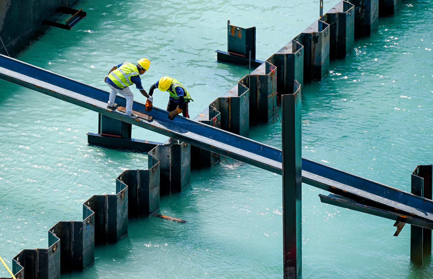 ބޮޑުތަކުރުފާނު މަގުން ރަސްމީ ފާލަން ކައިރިން ކަނޑު ތޮށި ބޭރަށް ޖައްސައި، އެ މަގު ފުޅާކުރުމުގެ މަސައްކަތް އެމްޓީސީސީގެ މުވައްޒަފުން ކުރަނީ.--- ފޮޓޯ: ނިޝާން އަލީ | މިހާރު