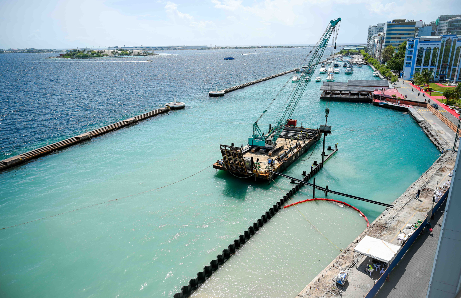 ބޮޑުތަކުރުފާނު މަގުން ރަސްމީ ފާލަމާ ހިސާބުން ކަނޑު ތޮށި ބޭރަށް ޖައްސައި މަގު ފުޅާކުރުމުގެ މަސައްކަތް ކުރަނީ.--- ފޮޓޯ: ނިޝާން އަލީ | މިހާރު