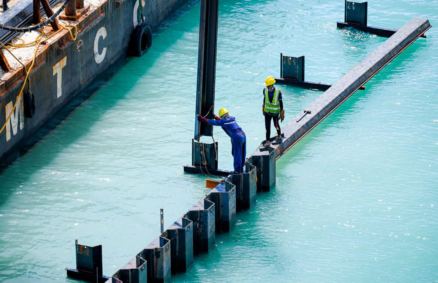 ބޮޑުތަކުރުފާނު މަގުން ރަސްމީ ފާލަން ކައިރިން ކަނޑު ތޮށި ބޭރަށް ޖައްސައި، އެ މަގު ފުޅާކުރުމުގެ މަސައްކަތް އެމްޓީސީސީގެ މުވައްޒަފުން ކުރަނީ.--- ފޮޓޯ: ނިޝާން އަލީ | މިހާރު