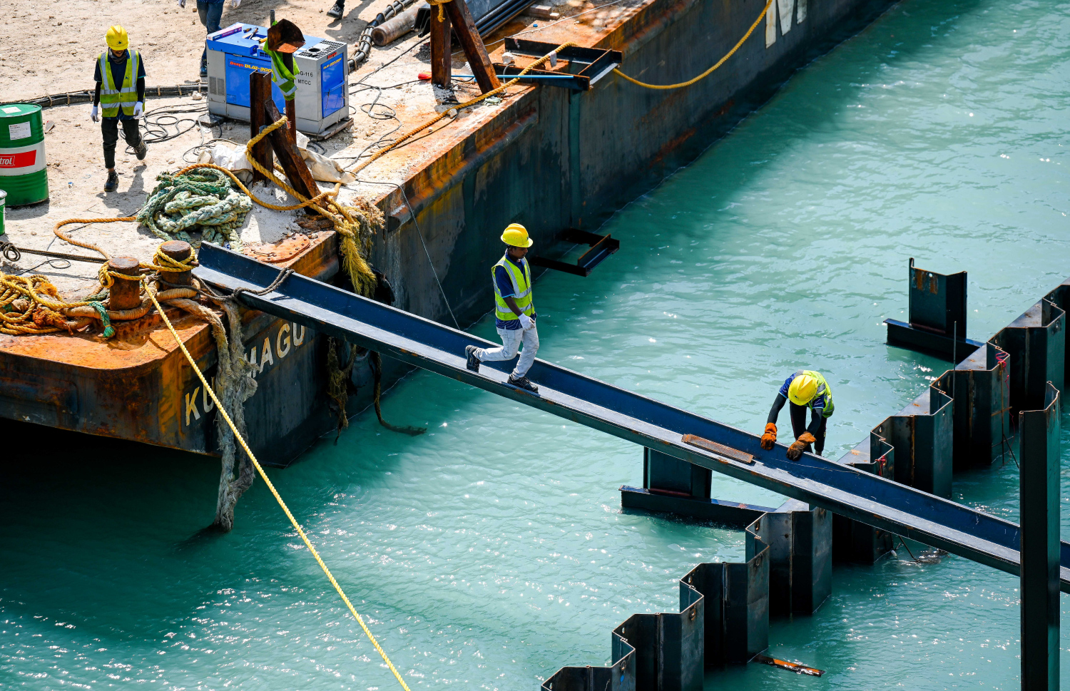 ބޮޑުތަކުރުފާނު މަގުން ރަސްމީ ފާލަން ކައިރިން ކަނޑު ތޮށި ބޭރަށް ޖައްސައި، އެ މަގު ފުޅާކުރުމުގެ މަސައްކަތް އެމްޓީސީސީގެ މުވައްޒަފުން ކުރަނީ.--- ފޮޓޯ: ނިޝާން އަލީ | މިހާރު