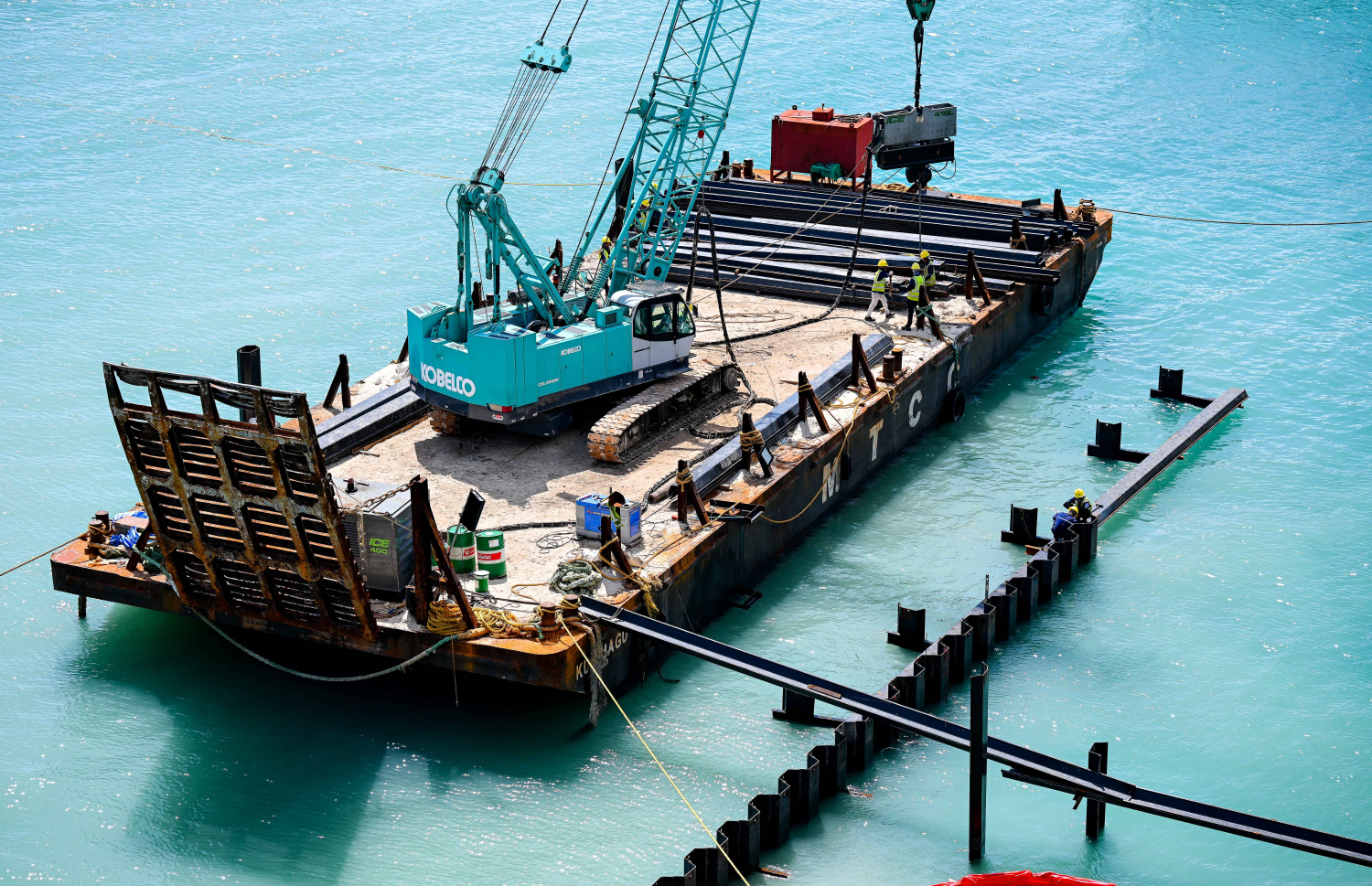 ބޮޑުތަކުރުފާނު މަގުން ރަސްމީ ފާލަމާ ހިސާބުން ކަނޑު ތޮށި ބޭރަށް ޖައްސައި މަގު ފުޅާކުރުމުގެ މަސައްކަތް ކުރަނީ.--- ފޮޓޯ: ނިޝާން އަލީ | މިހާރު