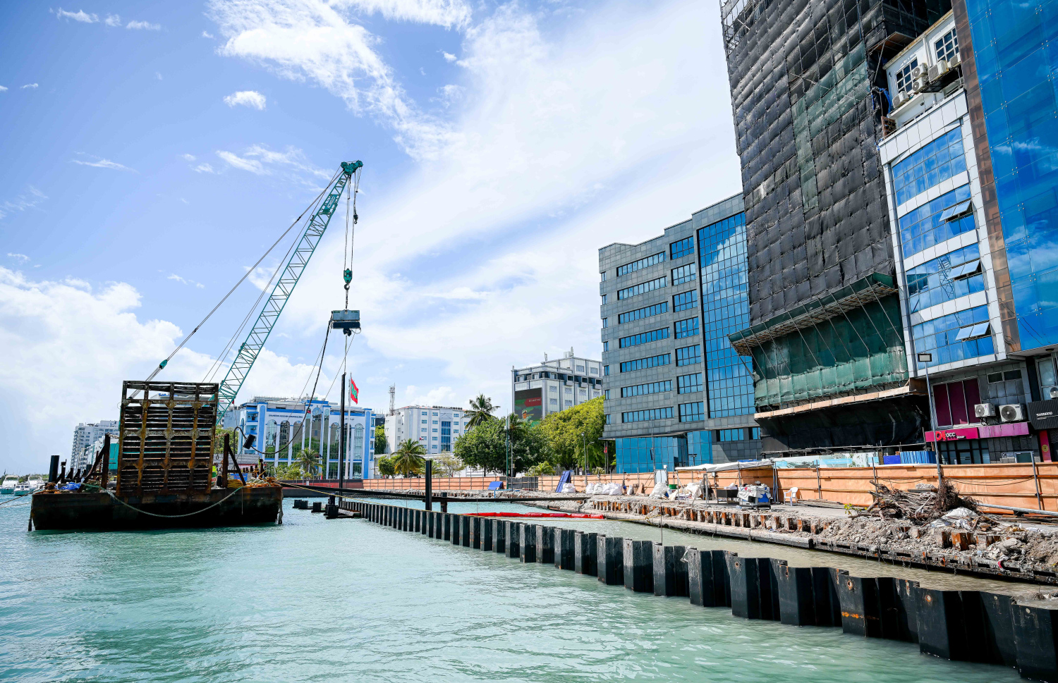 ބޮޑުތަކުރުފާނު މަގުން ރަސްމީ ފާލަމާ ހިސާބުން ކަނޑު ތޮށި ބޭރަށް ޖައްސައި މަގު ފުޅާކުރުމުގެ މަސައްކަތް ކުރަނީ.--- ފޮޓޯ: ނިޝާން އަލީ | މިހާރު