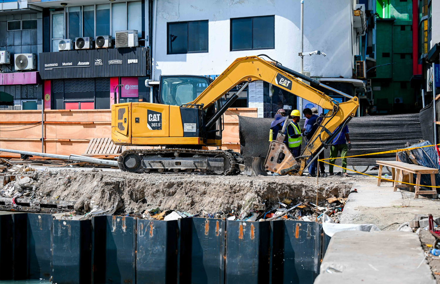 ބޮޑުތަކުރުފާނު މަގުން ރަސްމީ ފާލަން ކައިރިން ކަނޑު ތޮށި ބޭރަށް ޖައްސައި، އެ މަގު ފުޅާކުރުމުގެ މަސައްކަތް އެމްޓީސީސީގެ މުވައްޒަފުން ކުރަނީ.--- ފޮޓޯ: ނިޝާން އަލީ | މިހާރު