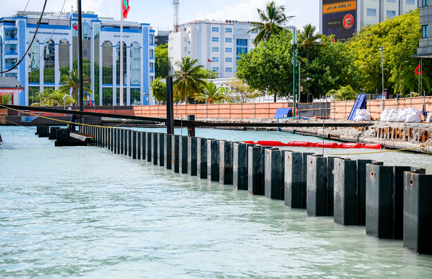 ބޮޑުތަކުރުފާނު މަގުން ރަސްމީ ފާލަމާ ހިސާބުން ކަނޑު ތޮށި ބޭރަށް ޖައްސައި މަގު ފުޅާކުރުމުގެ މަސައްކަތް ކުރަނީ.--- ފޮޓޯ: ނިޝާން އަލީ | މިހާރު