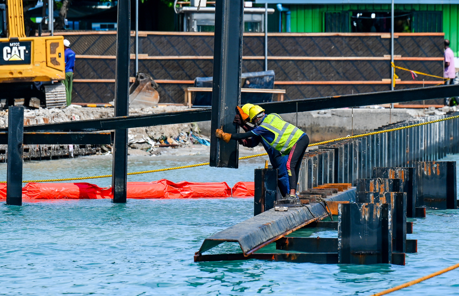 ބޮޑުތަކުރުފާނު މަގުން ރަސްމީ ފާލަން ކައިރިން ކަނޑު ތޮށި ބޭރަށް ޖައްސައި، އެ މަގު ފުޅާކުރުމުގެ މަސައްކަތް އެމްޓީސީސީގެ މުވައްޒަފުން ކުރަނީ.--- ފޮޓޯ: ނިޝާން އަލީ | މިހާރު