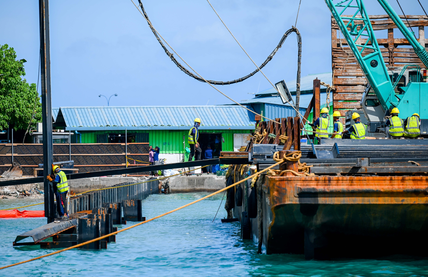 ބޮޑުތަކުރުފާނު މަގުން ރަސްމީ ފާލަން ކައިރިން ކަނޑު ތޮށި ބޭރަށް ޖައްސައި، އެ މަގު ފުޅާކުރުމުގެ މަސައްކަތް އެމްޓީސީސީގެ މުވައްޒަފުން ކުރަނީ.--- ފޮޓޯ: ނިޝާން އަލީ | މިހާރު