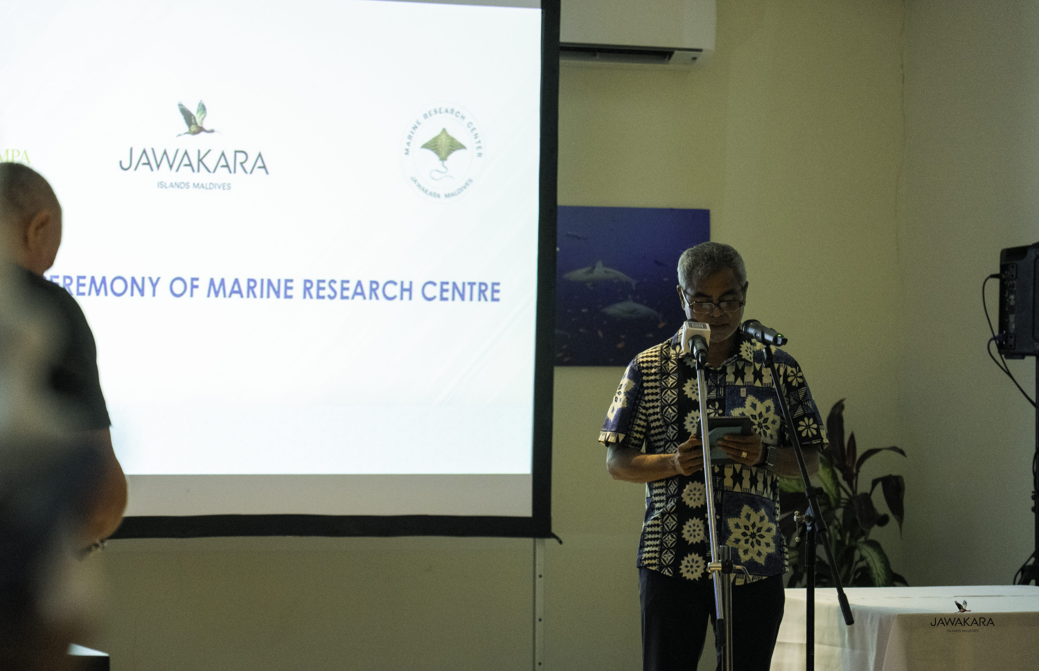 ޖަވަކަރާ އައިލެންޑްސް މޯލްޑިވްސް ރިސޯޓުގައި މެރިން ރިސާޗު ސެންޓަރު ހުޅުވުމުގެ ރަސްމިއްޔާތުގައި ތިމާވެއްޓާ ބެހޭ މިނިސްޓަރު ތޯރިގް އިބްރާހިމް ވާހަކަދައްކަވަނީ.-- ފޮޓޯ: ކްރައުން އެންޑް ޗަމްޕާ ރިސޯޓްސް