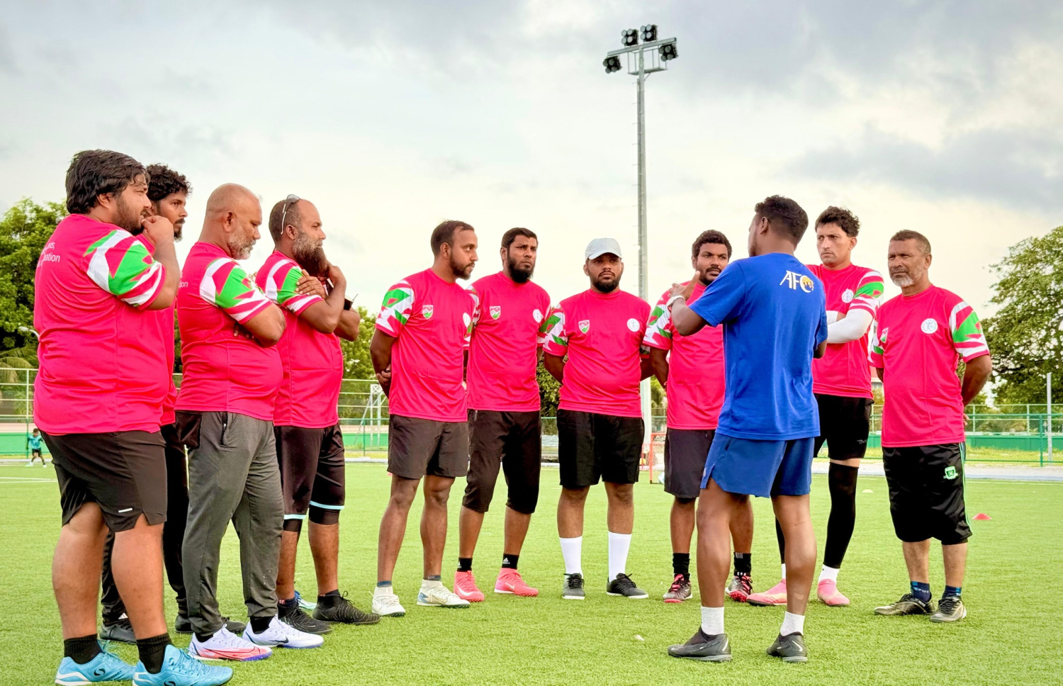 ދުވާފަރުގައި ކުރިއަށް ގެންދިޔަ ކޯޗިން ކޯހުގެ ބައިވެރިންނަށް ޝާޒް އިރުޝާދު ދެނީ: ކޯހުގައި އިންޑިއާ އާއި ޕާކިސްތާނުގެ ތަޖުރިބާކާރުން ބައިވެރިވި. --- ފޮޓޯ: ސްޕޯޓްސް މިނިސްޓްރީ