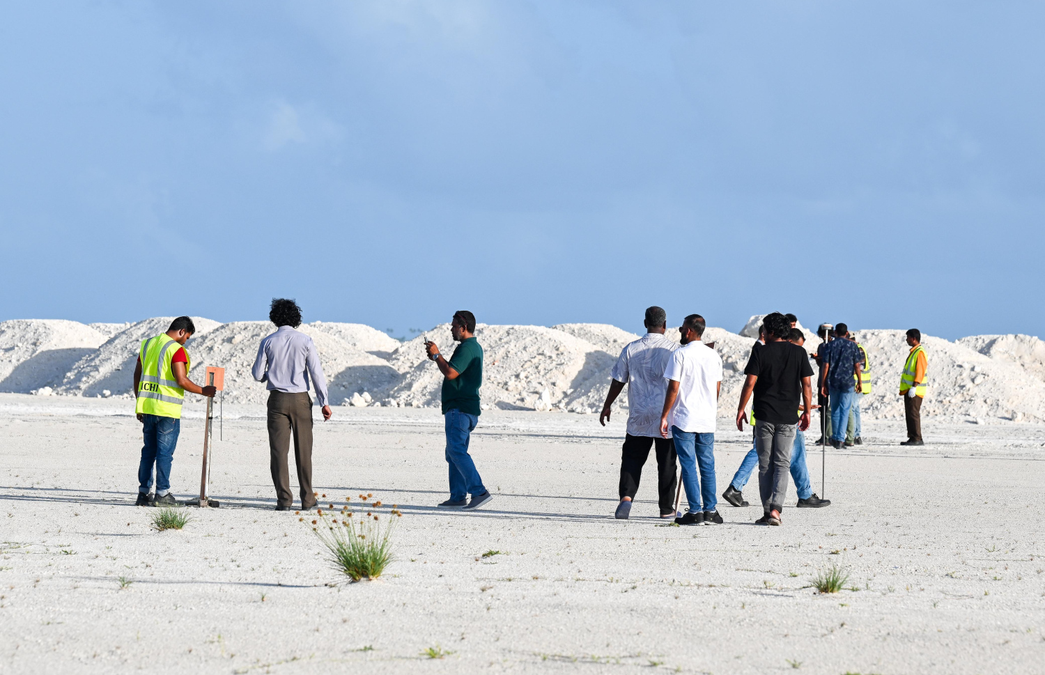 ގުޅިފަޅުން ދޫކޮށްފައިވާ ބައެއް ގޯތިތަކުގެ އިން ވަކިކުރުމުގެ މަސައްކަތް ހައުސިން މިނިސްޓްރީގެ މުވައްޒަފުން މިއަދު ކުރަނީ. -- ފޮޓޯ: ފަޔާޒް މޫސާ / މިހާރު